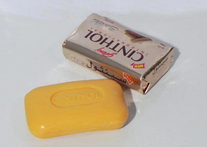صابون سینثول صندل و زردچوبه (Cinthol Sandal & Turmeric Soap) اصل امارات ۱۲۵ گرمی – روشن‌کننده، ضدجوش و نرم‌کننده طبیعی پوست